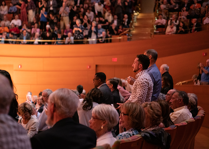 audience clapping